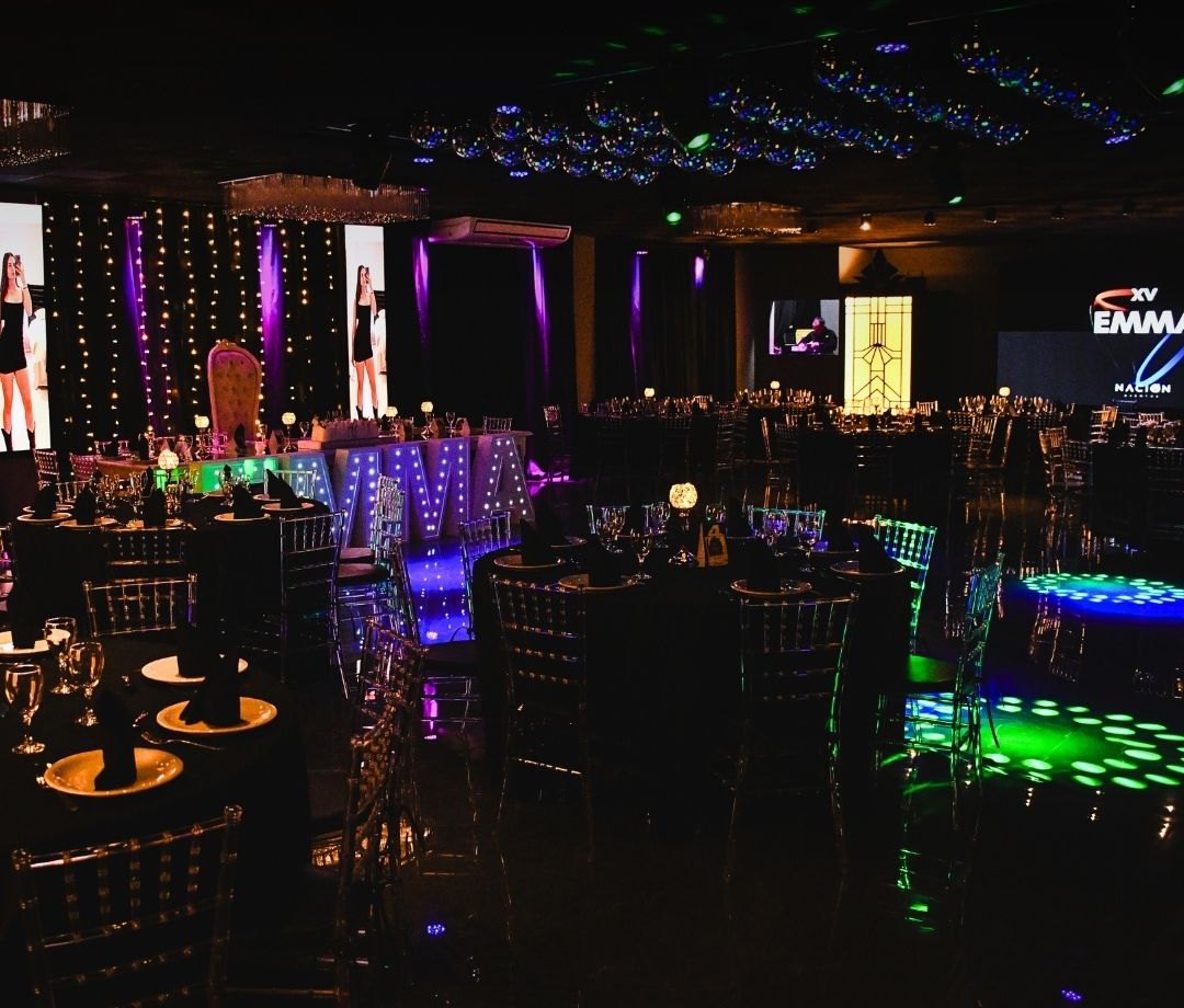 Salón Principal montado para una fiesta: mesas redondas, sillas Tiffany, mesa principal, pantallas LED y pista iluminada
