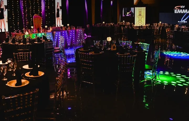 Mesas del Salón Principal con la pista iluminada de fondo